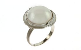 Ring 8.04g 585/- Weissgold mit 6 Diamanten zus. ca. 0.12 ct. und Perle. Ringgroesse ca. 60