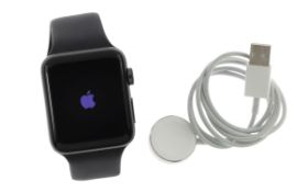Apple Watch Series 3 mit Laderkabel 42 mm