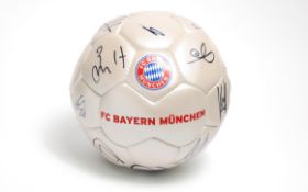 Signierter Fussball der FC Bayern München Spieler 2015-2016