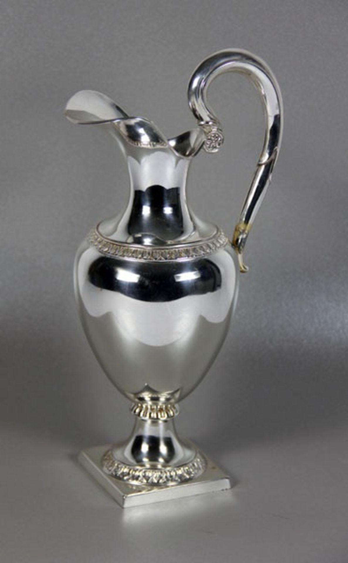 Henkelkanne925er Silber, amphorenförmige Kanne mit breitem Ausguss und hochgezogenem Henkel,