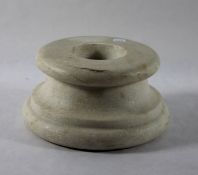 Marmor-Sockelrunder heller Marmorsockel, in Form einer klassischen Säulenbasis, Gebrsp., H.