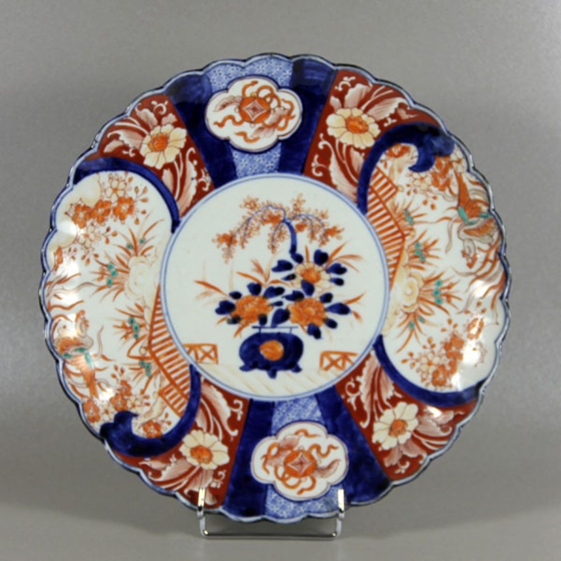 Imari-Wandteller19. Jhd., Japan, Porzellanteller mit welligem Rand, blau-rot-oranges Dekor in