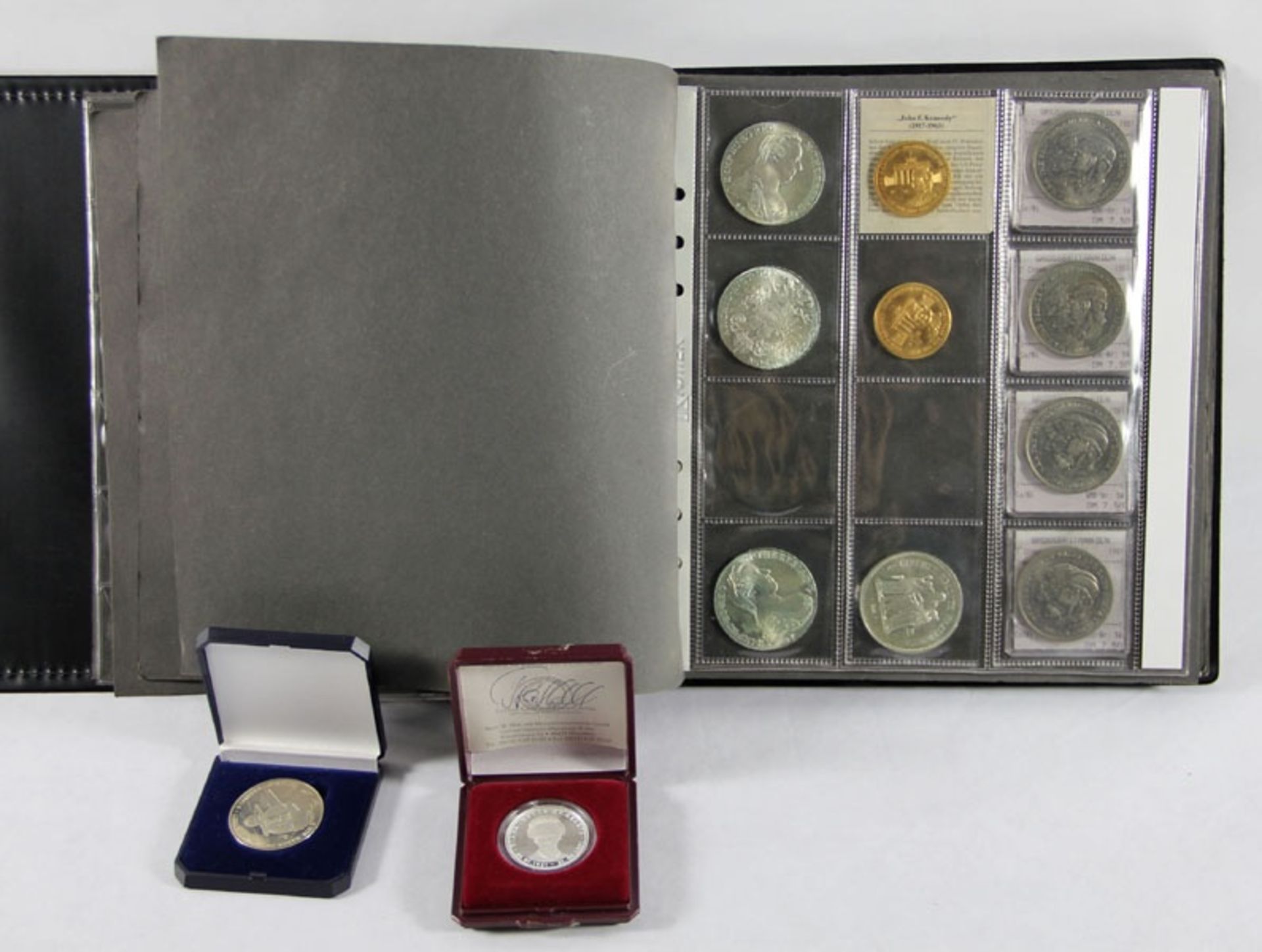 Konvolut Münzen u. Medaillenca. 240 Stk. versch. Münzen und Medaillen, z.B. 19 Stk. versch.