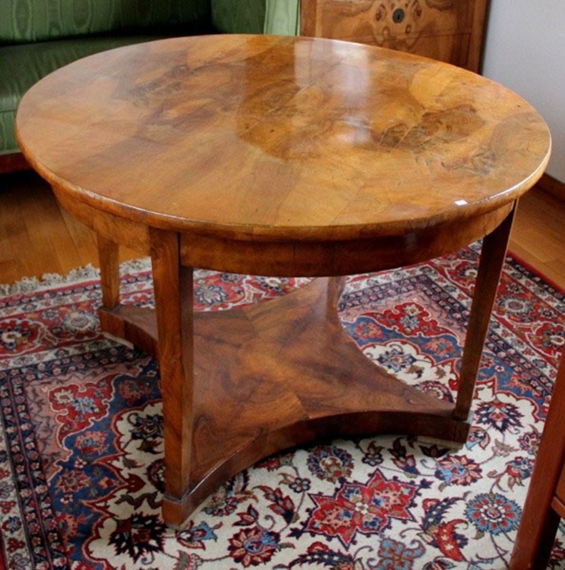 Biedermeier-Tischum 1830/40, Biedermeier-Tisch, schön gemasertes Nussbaumholz, runde Platte,