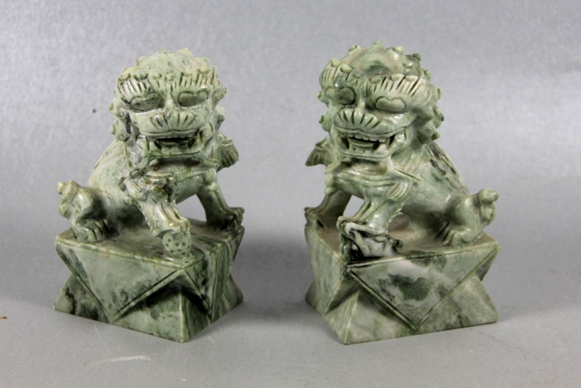 Paar Jade Fo-HundeChina, Paar Jo-Hunde Jade auf einem Sockel sitzend, Gebr.sp., H. 15