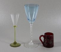 Konvolut Glas3tlg., Konvolut Glas, 2 feine Stielgläser, versch. Ausführungen, sowie kleiner