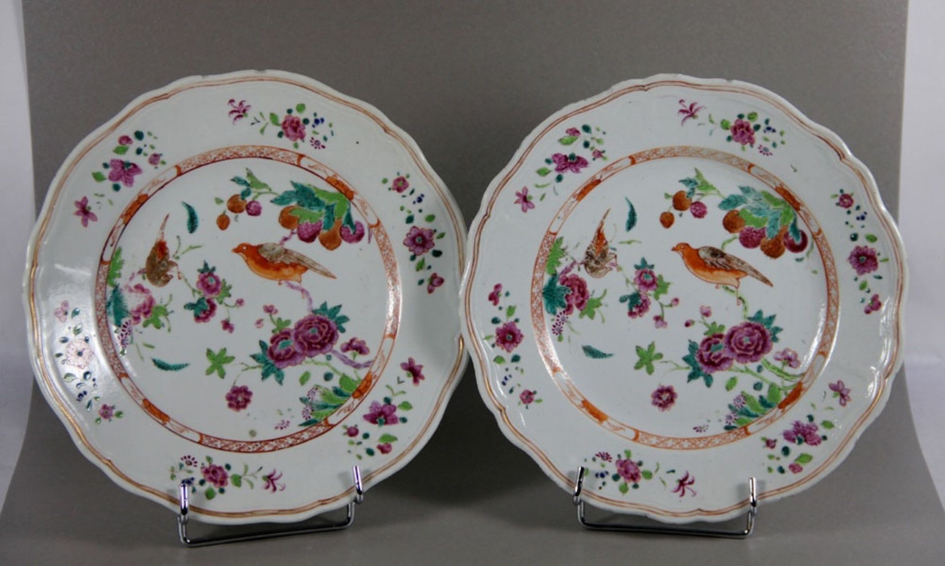 Paar Teller China19. Jhd., China, Paar Porzellanteller, in leuchtenden Farben staffiert, je V
