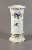 Meissen-Vase 19. Jhd., Meissen, Porzellanvase mit buntem Veilchendekor, auf 4 kleinen Füßen