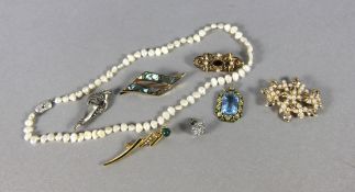 Konvolut Modeschmuck8tlg. Konvolut Moscheschmuck bestehend aus 5 Broschen, davon 1mal mit mar