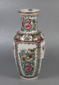 China-Vase1. Hälfte 20. Jhd., Porzellanvase China, buntes und üppiges Dekor mit Blüten u.