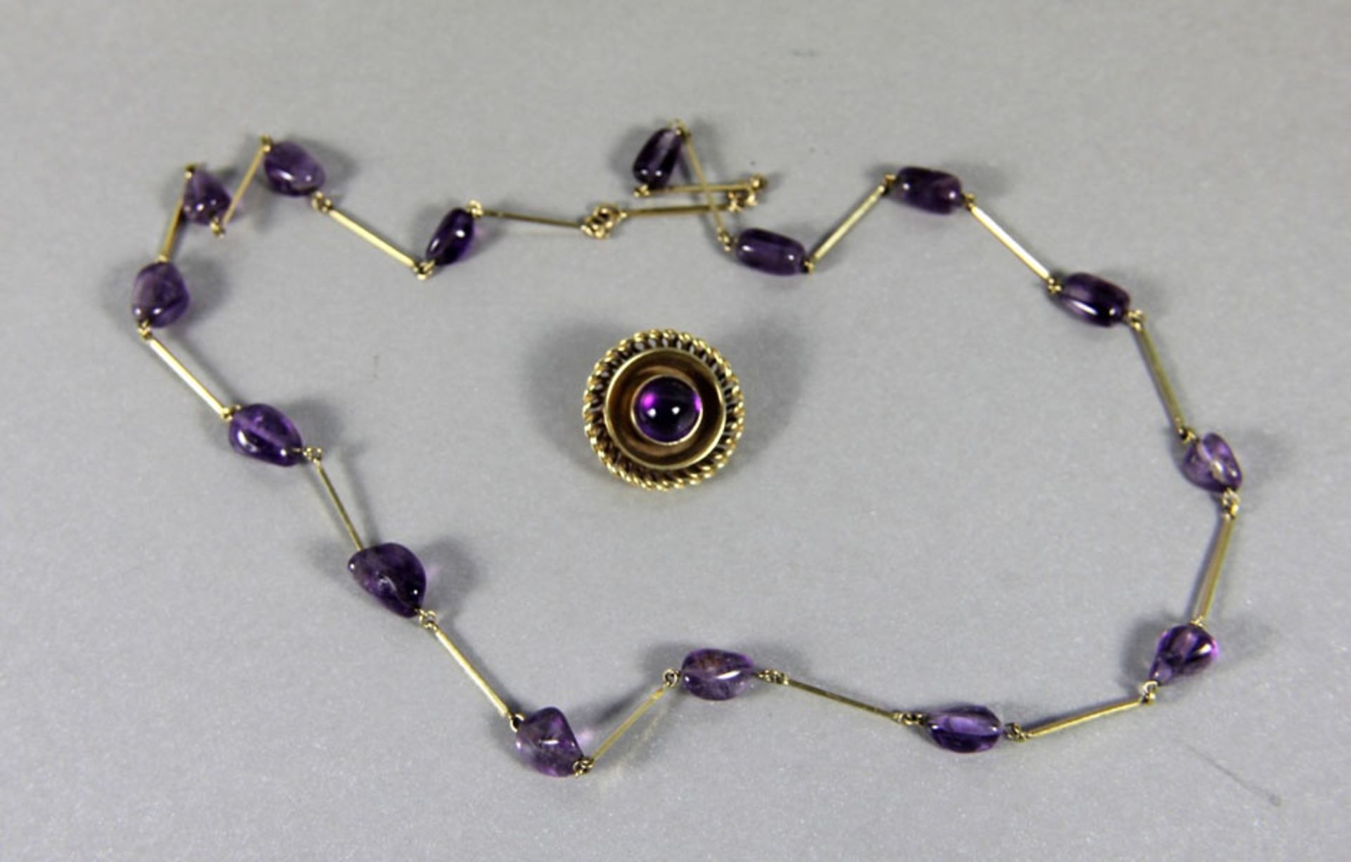 Konvolut Goldschmuck2tlg., Brosche 585er GG mit Amethystcabochon, Halskette 333er GG mit 15 A