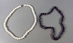 Konvolut Halsketten2 Stk. Halsketten, 1mal Amethyst- sowie 1mal Barockperlenkette, Gebr.sp.,