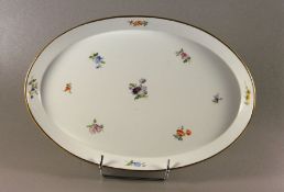 Meissen-Platteum 1910/20, Meissen, ovale Porzellanplatte, buntes Streublumendekor, Goldrand,