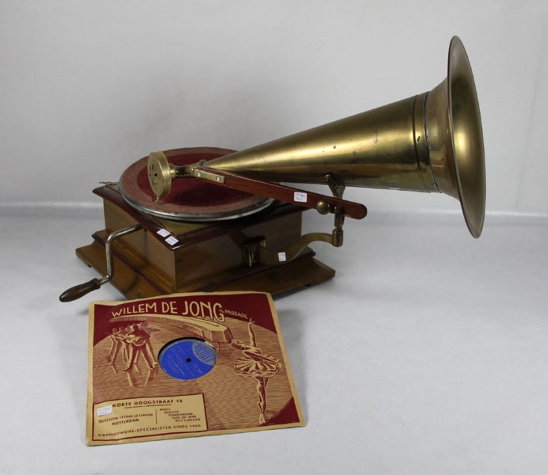 TrichtergrammophonGrammophon mit Trichter, Etikett bezeichnet mit His Masters Voice The Gramm