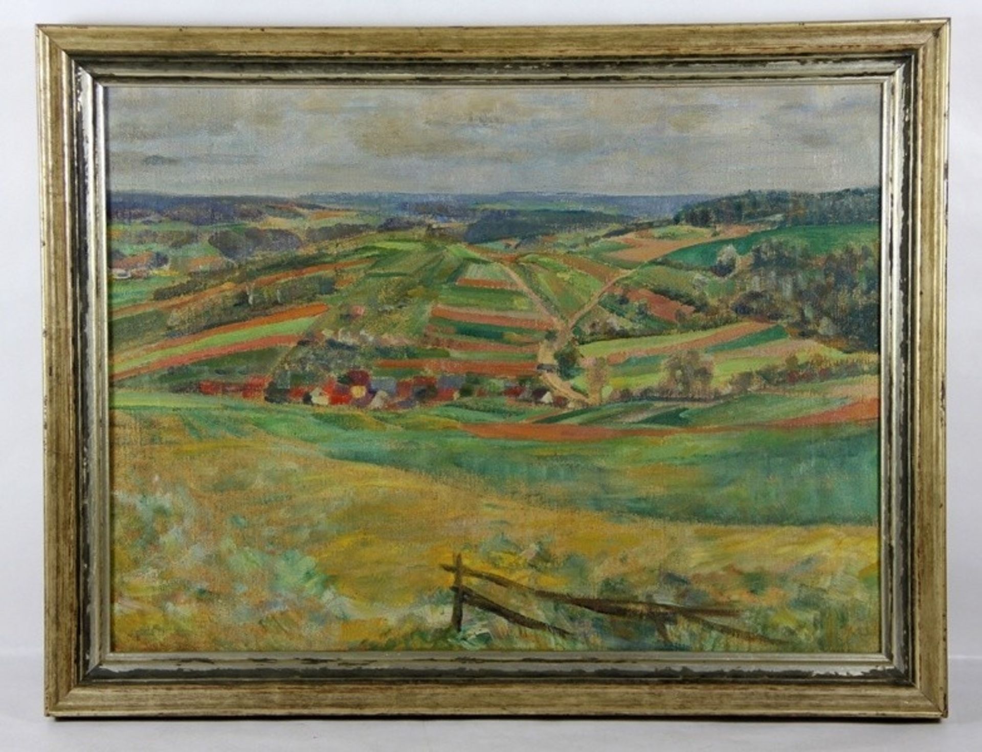 Heumann, Arthur1883-ca. 1955, Blick über hügelige Landschaft mit Feldern, in einer Senke Ge