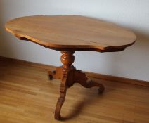 Biedermeier-Tischum 1850/60, Kirschbaumholz, Biedermeier-Tisch, passig ovale Platte auf Balus
