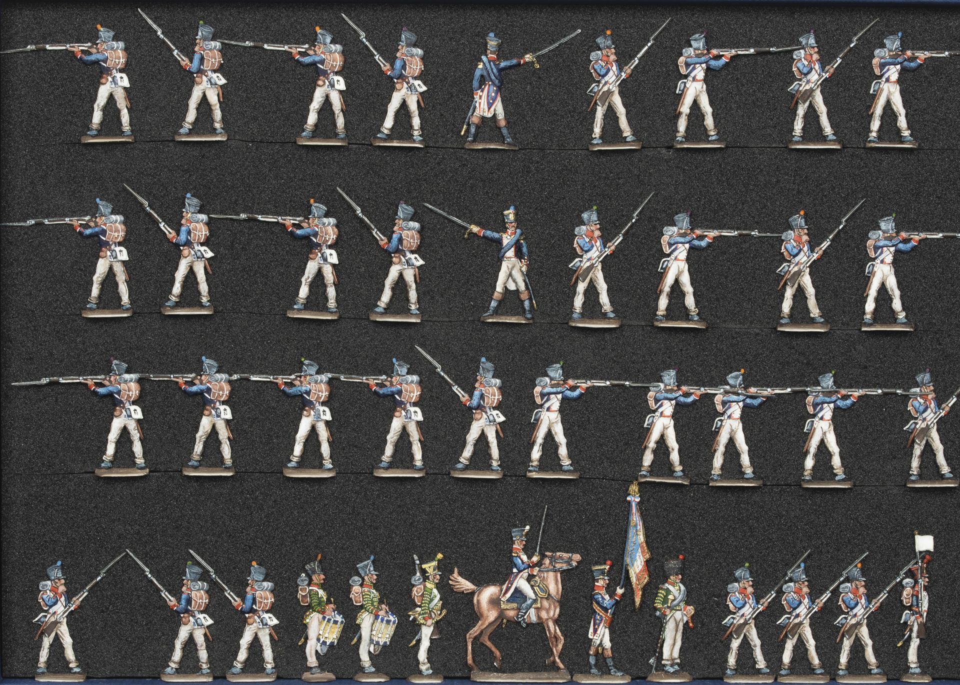 France - Infanterie de ligne au feu. 1812-1815. 1 officier à cheval, 2 officiers à pied, 1 drapeau, 