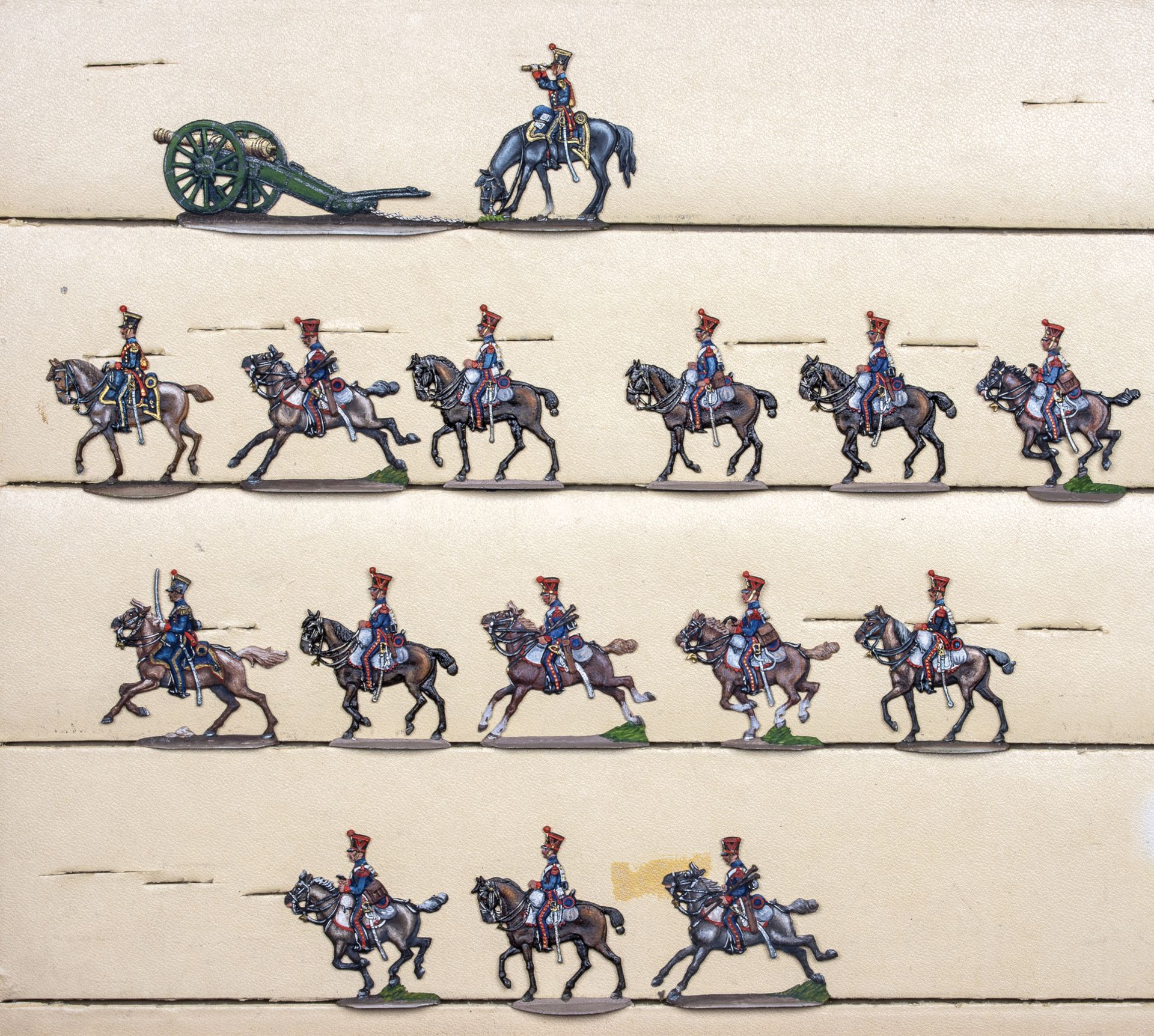 France - Artillerie de ligne. Canonniers à cheval au trot. 1 officier en observation, 2 officiers au