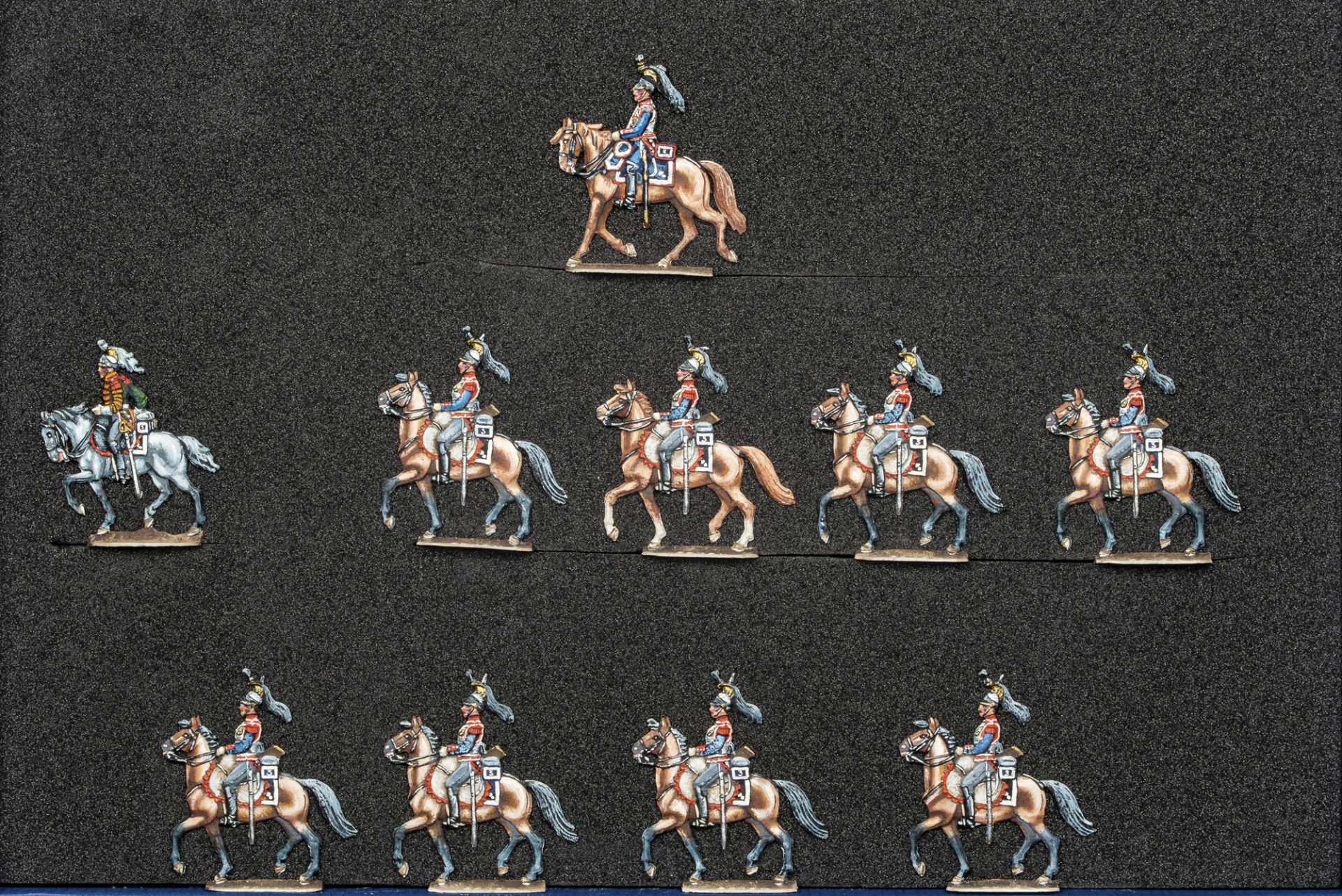 France - Cavalerie lourde. Cuirassiers. Le 3ème régiment au pas. 1 trompette, 1 officier, 8 soldats 