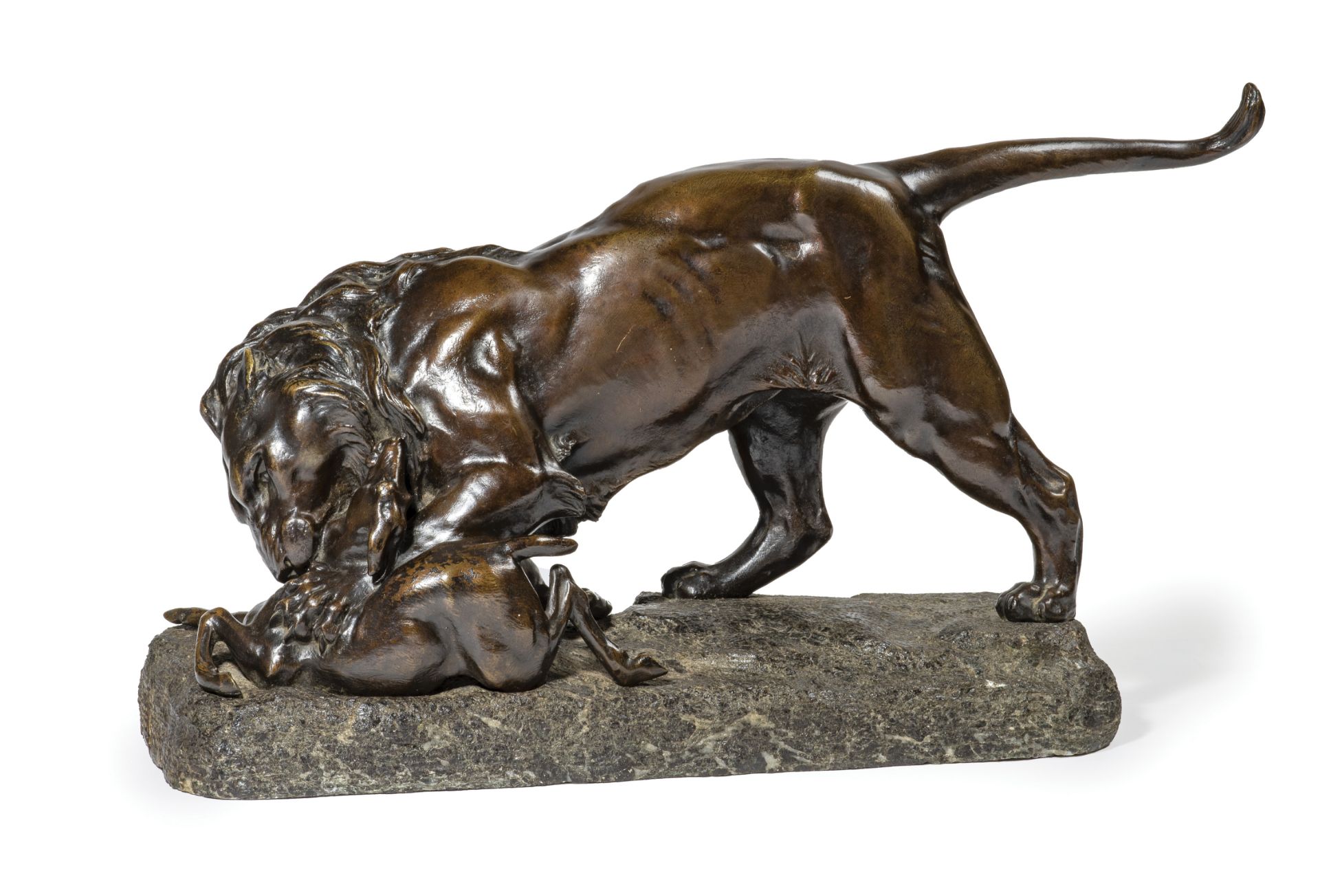 Georges GARDET (1863-1939).Lion dévorant une antilope.Epreuve en bronze à patine médaille sur un