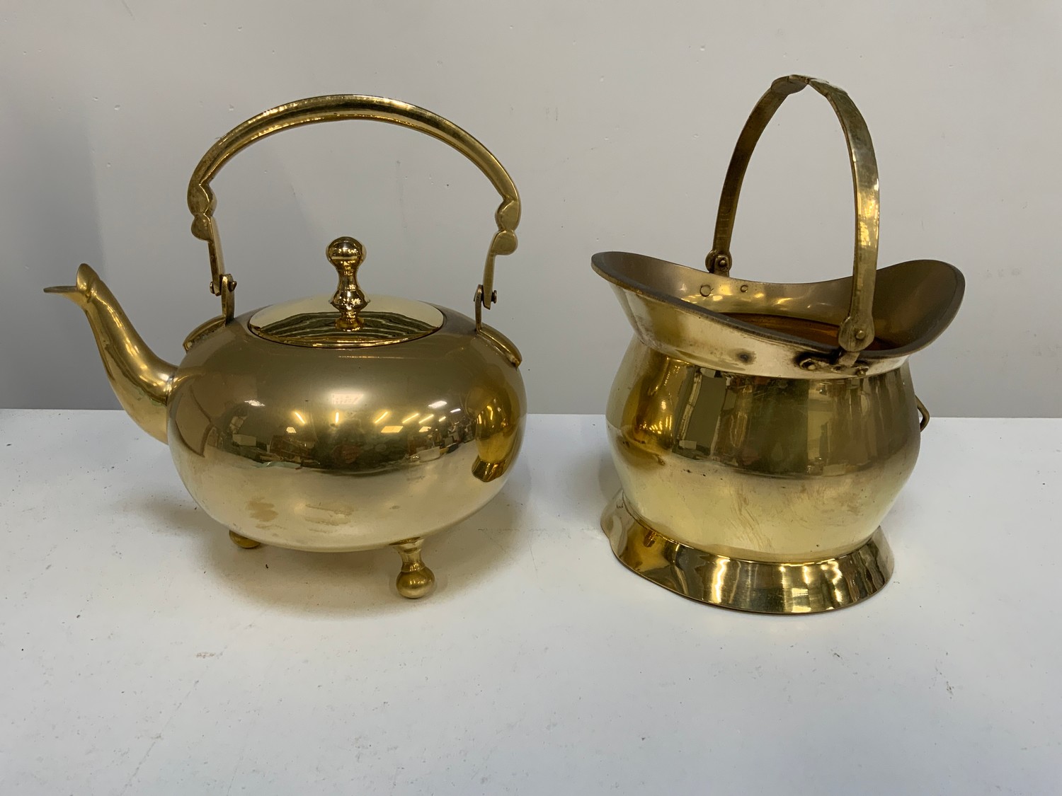 New Old Stock - 4x Brass Kettles and Coal Scuttle - Image 2 of 2