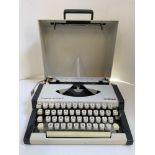 Olympia Traveller de Luxe S Typewriter in Case