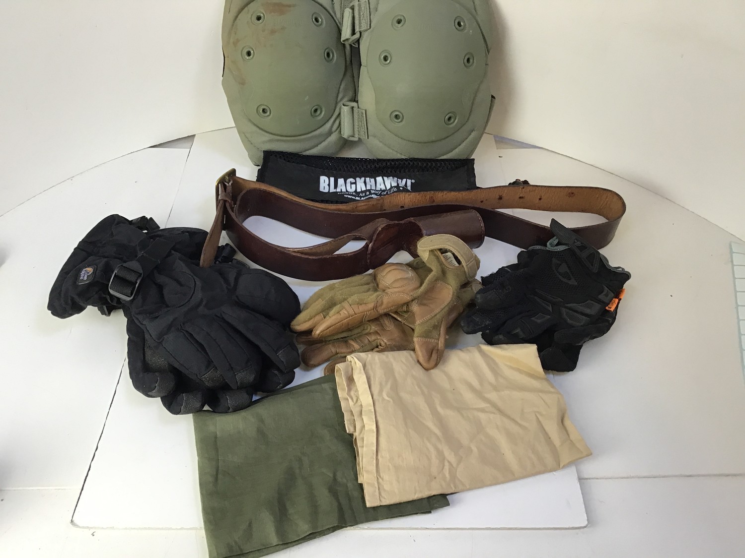 Military Kneepads, 3x Pairs of Gloves and Belt etc