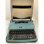 Olivetti Lettera 32 Typewriter in Case