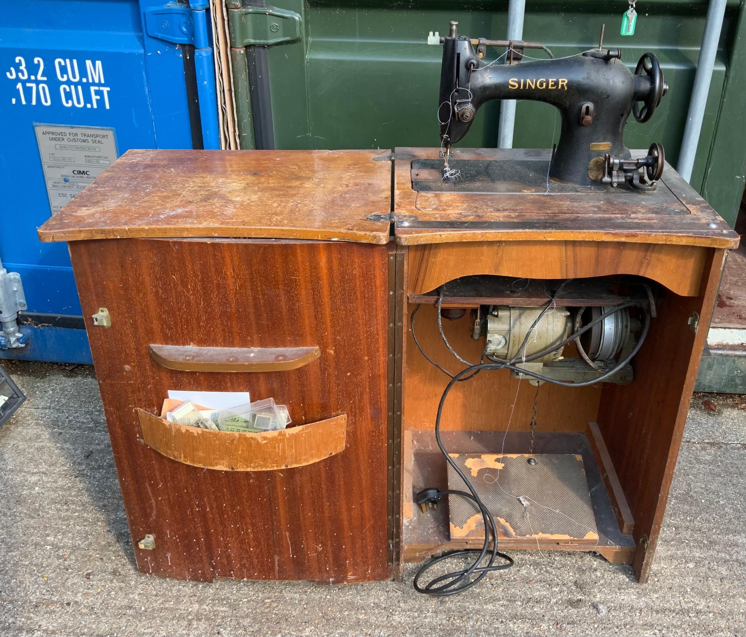 Vintage Singer Sewing Machine in Cabinet