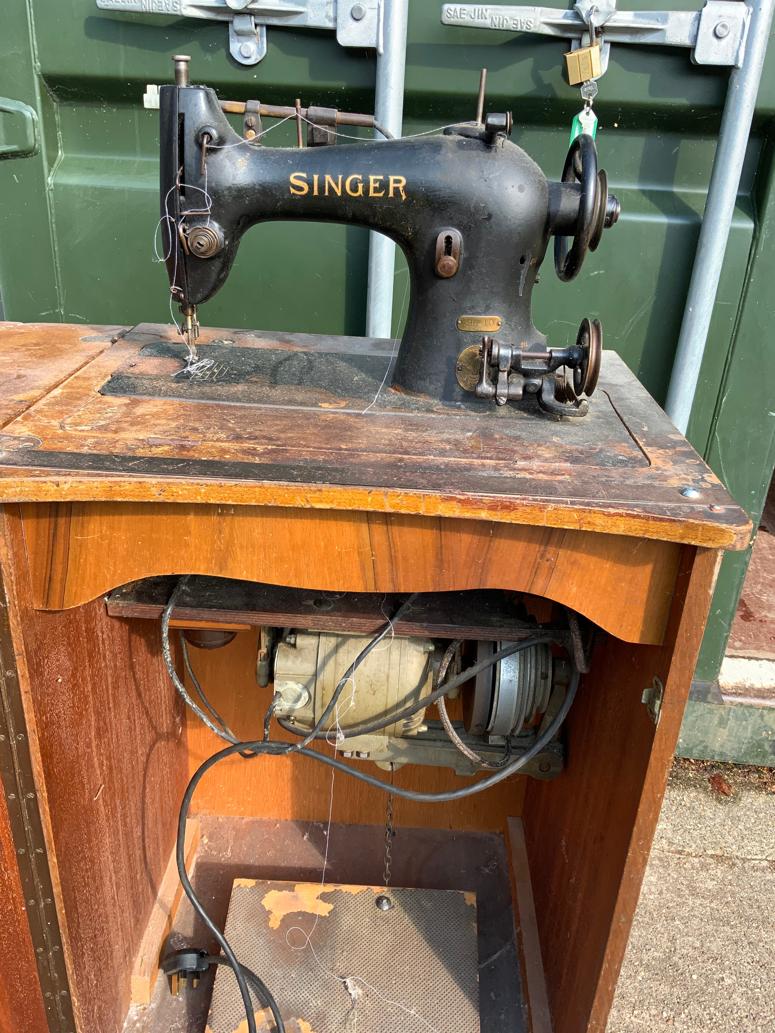 Vintage Singer Sewing Machine in Cabinet - Image 2 of 3