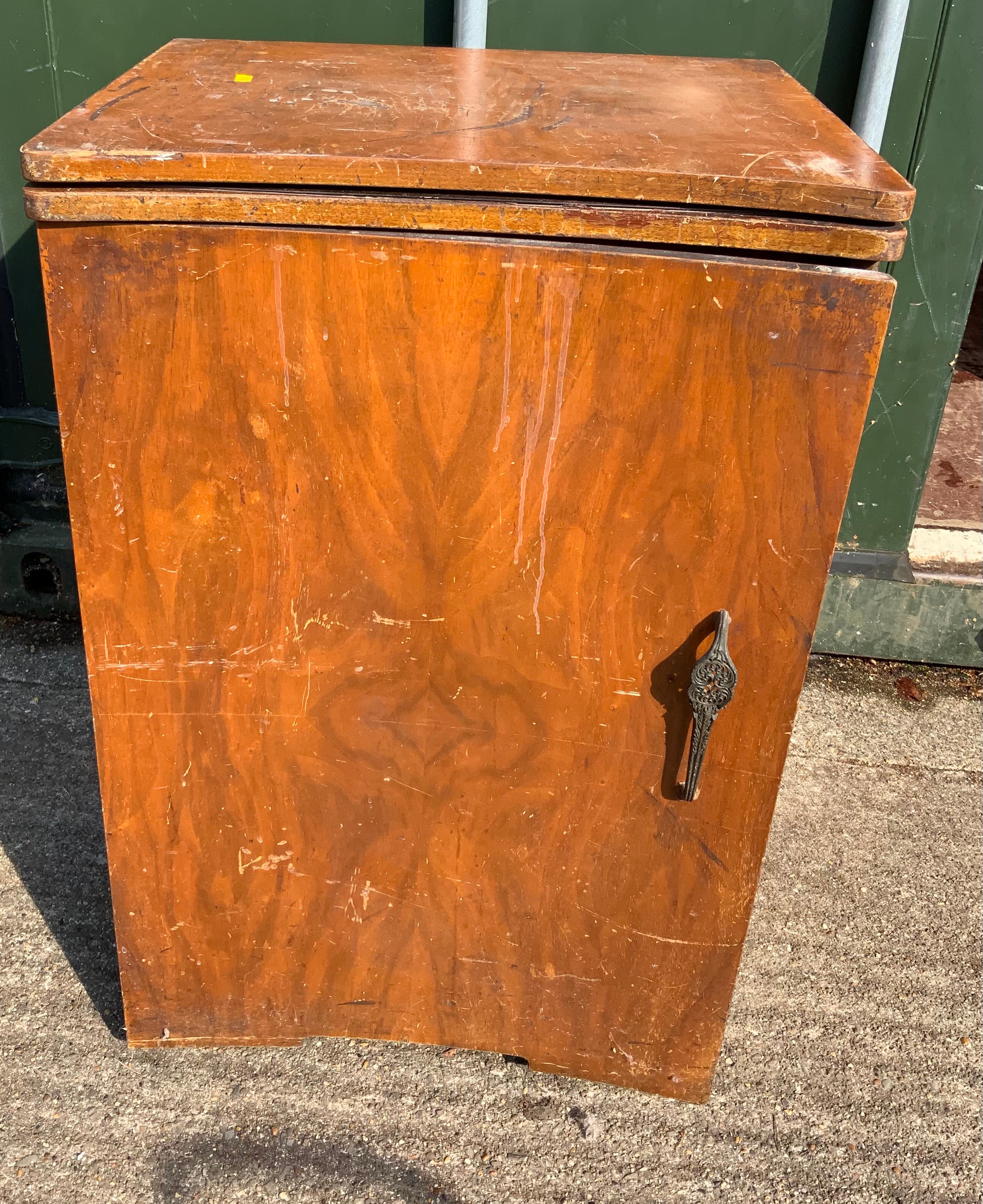 Vintage Singer Sewing Machine in Cabinet - Image 3 of 3