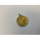 1913 George V Full Sovereign with Independent 9ct Pendant Mount