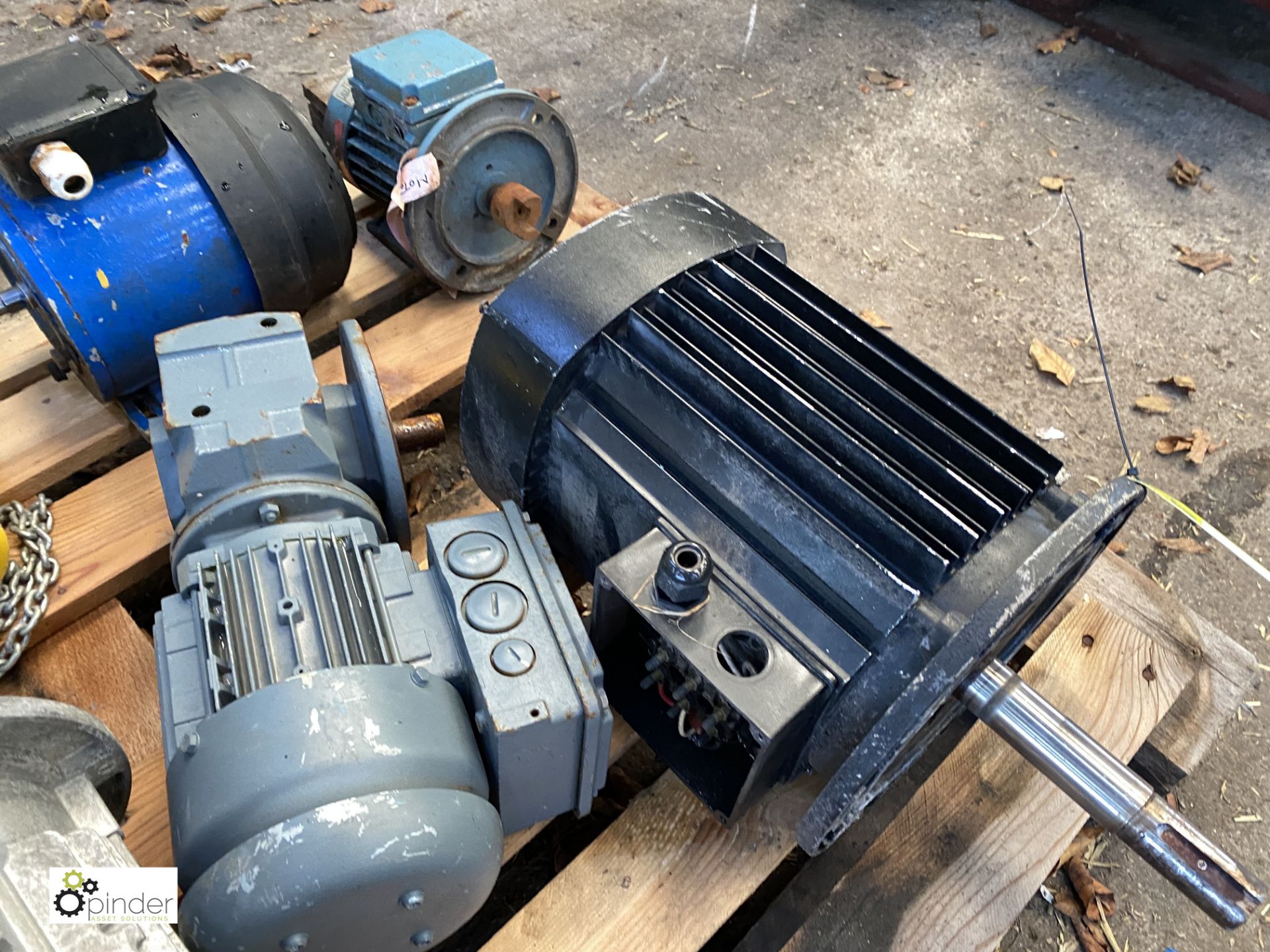 4 various Electric Motors and 2 Geared Motors, to pallet (please note this lot has a lift out fee of - Image 5 of 6