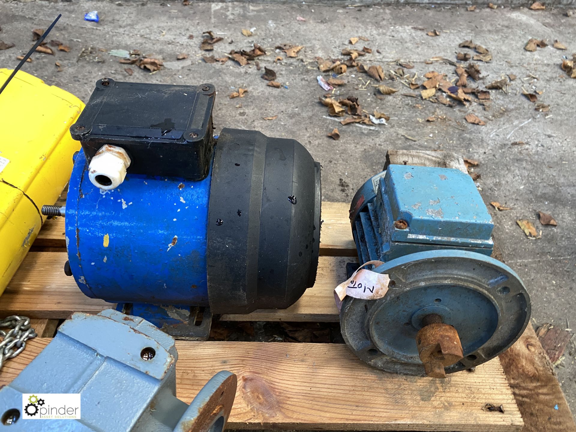 4 various Electric Motors and 2 Geared Motors, to pallet (please note this lot has a lift out fee of - Image 6 of 6