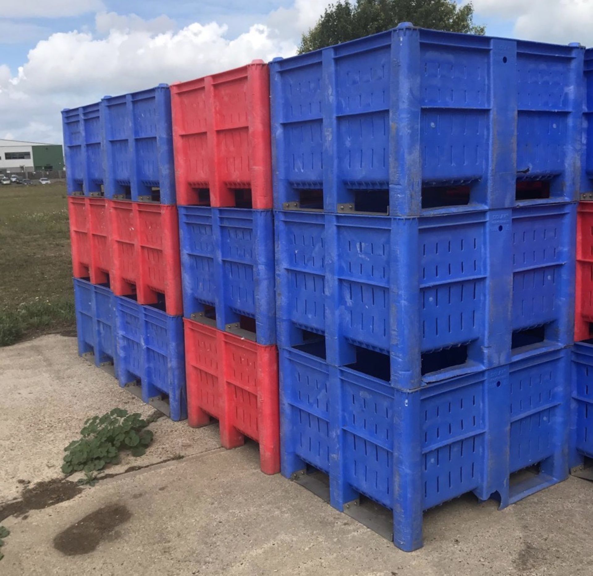 5 Dolav Pallet Boxes (please note there is a lift out fee of £10 plus VAT on this lot)