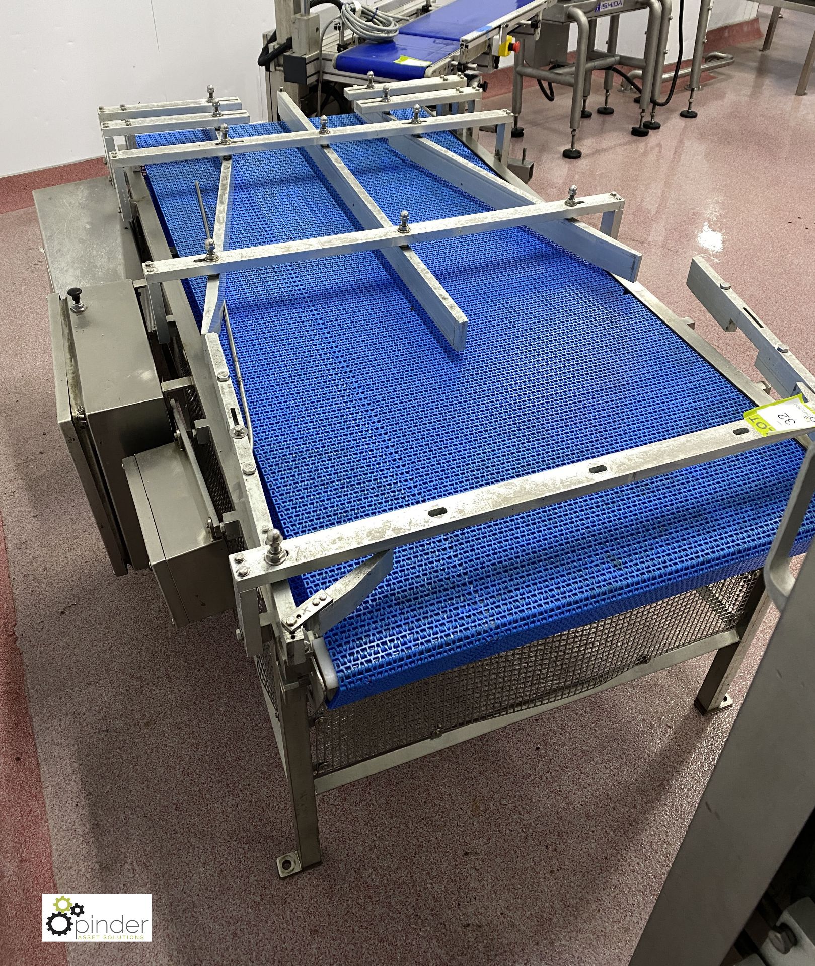 Stainless steel framed adjustable powered Lane Reduction Conveyor, max conveyor width 795mm, - Image 3 of 3