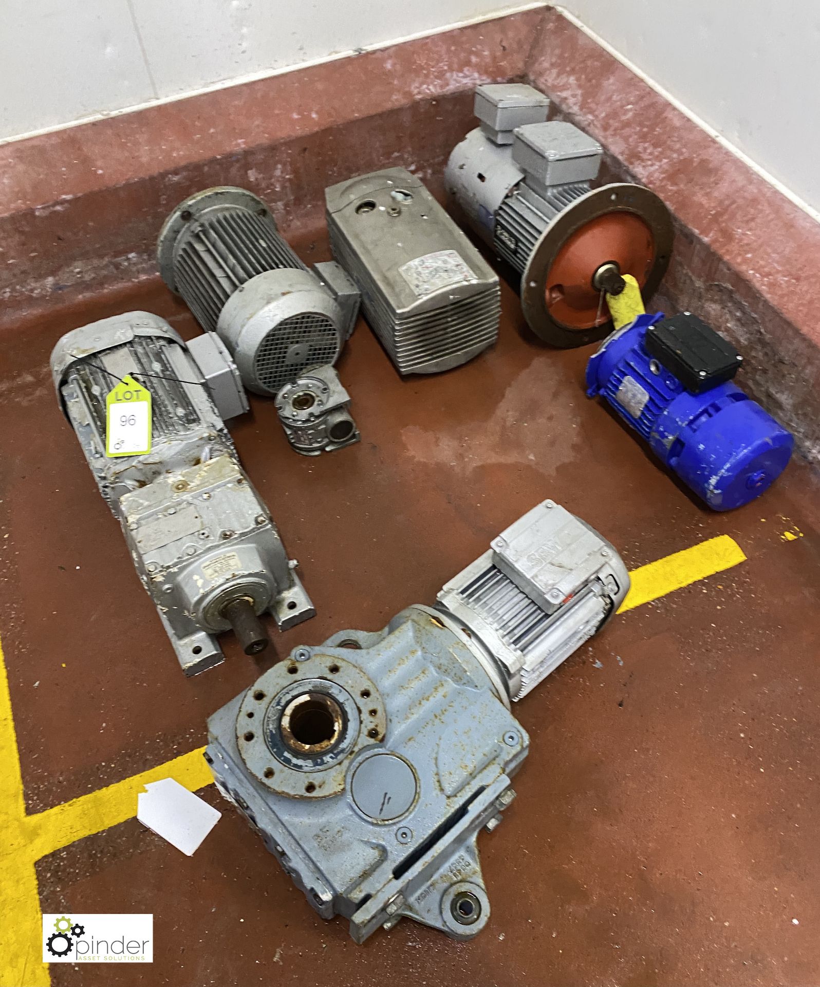 3 Electric Motors, 2 Geared Motors and Vacuum Pump (please note there is a lift out fee of £5 plus - Image 9 of 9