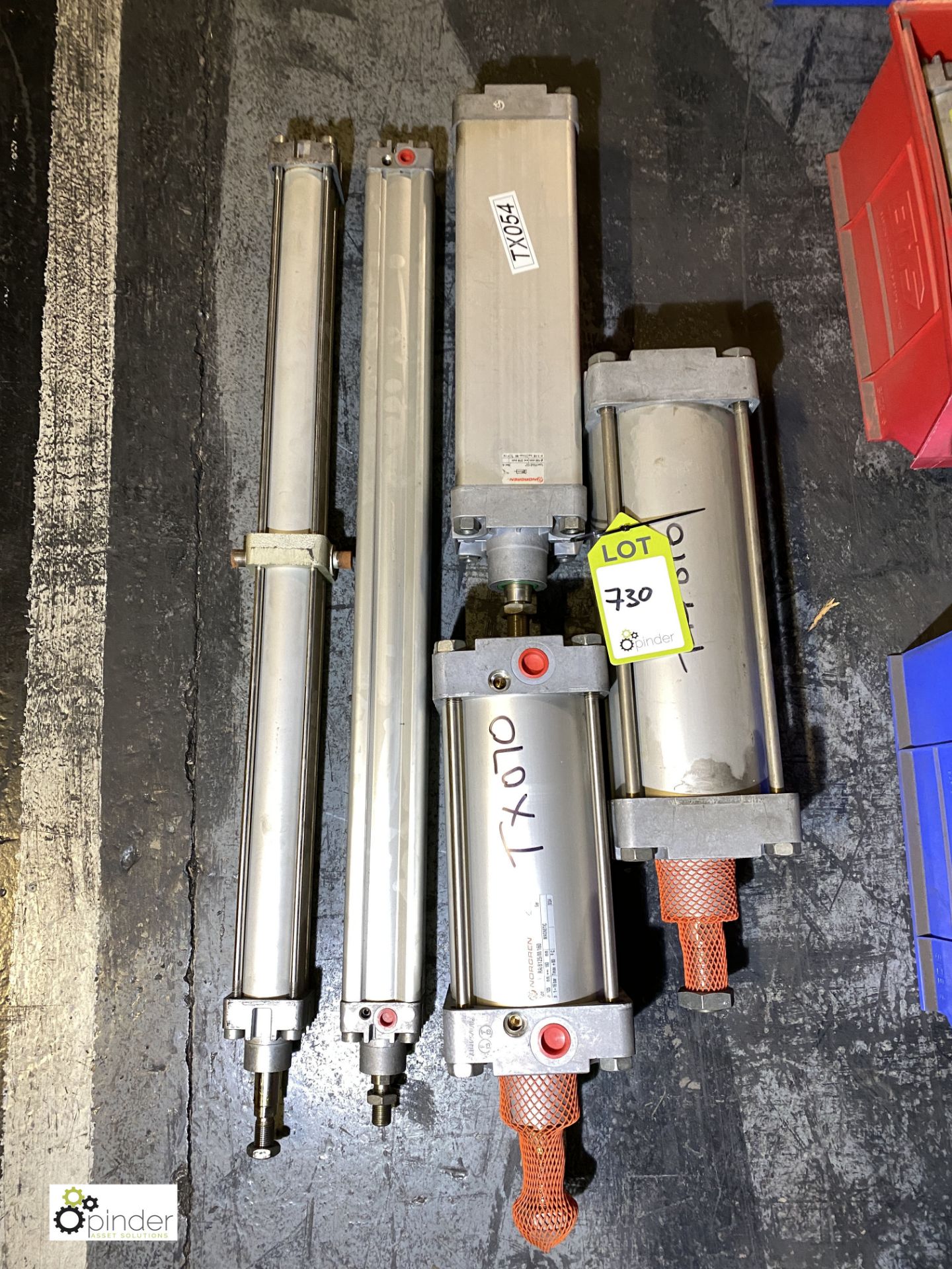 5 various pneumatic Cylinders, as lotted (please note there is a lift out fee of £5 plus VAT on this