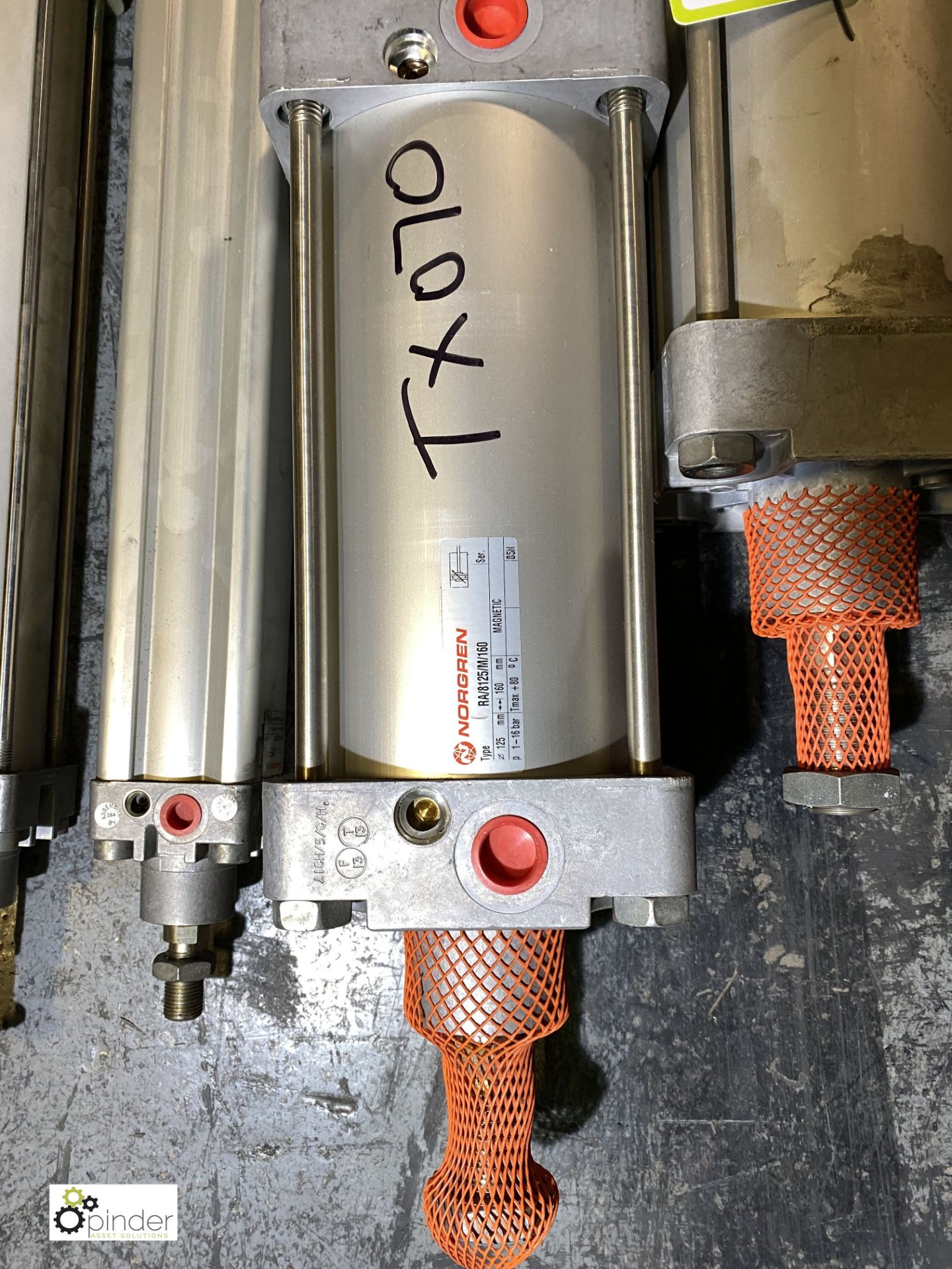 5 various pneumatic Cylinders, as lotted (please note there is a lift out fee of £5 plus VAT on this - Image 3 of 4