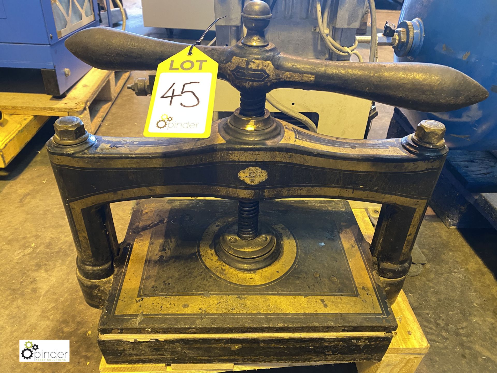 Manual Book Press (please note there is a lift out fee of £10 plus VAT on this lot)