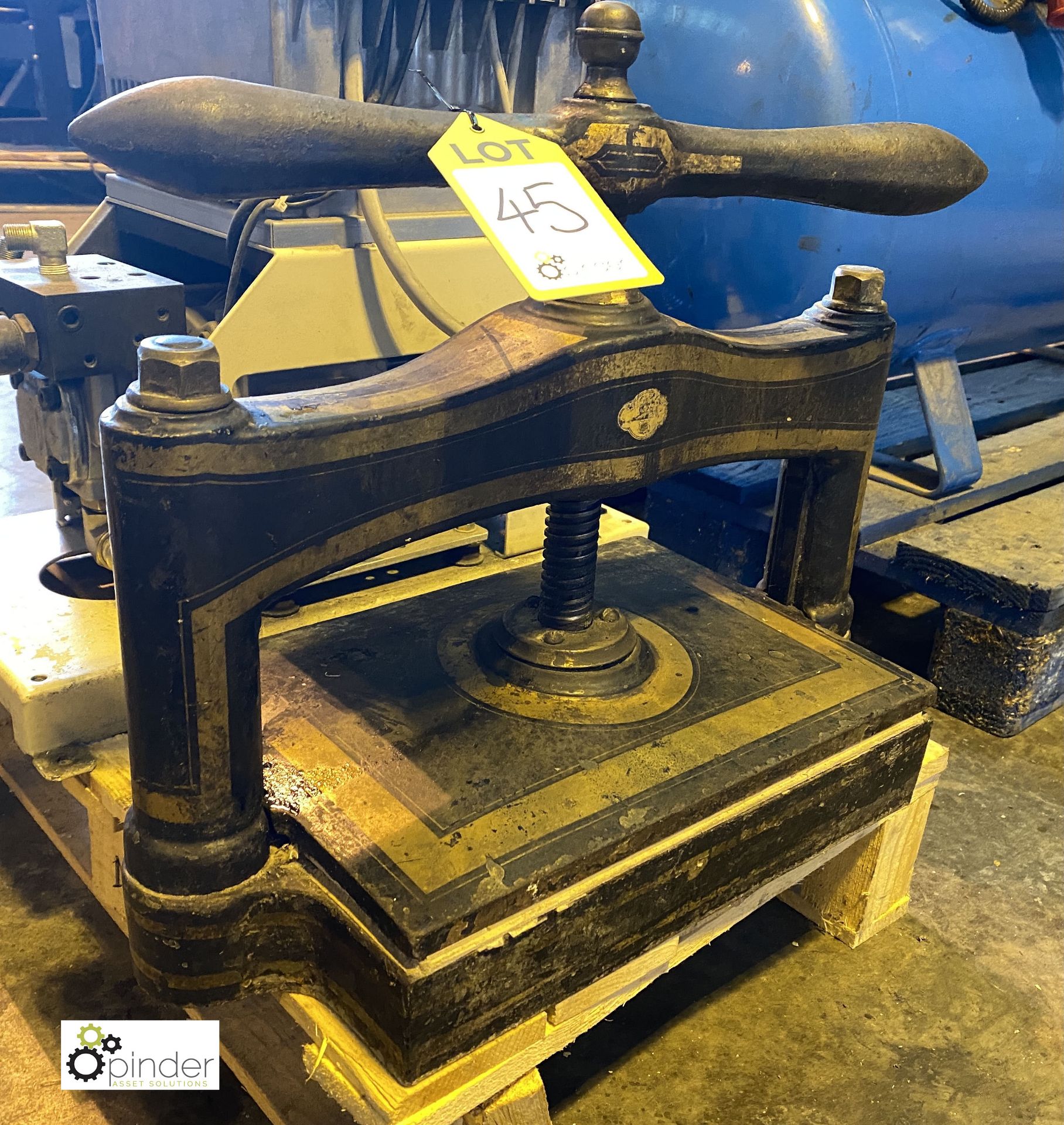 Manual Book Press (please note there is a lift out fee of £10 plus VAT on this lot) - Image 3 of 4