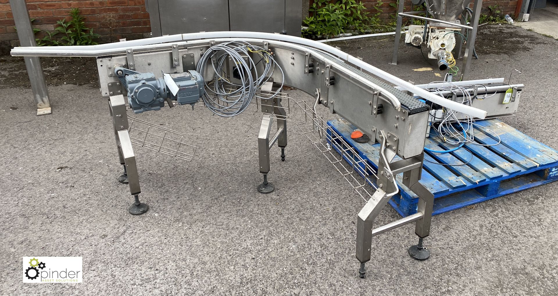 Stainless steel powered 90° Belt Conveyor and Stra