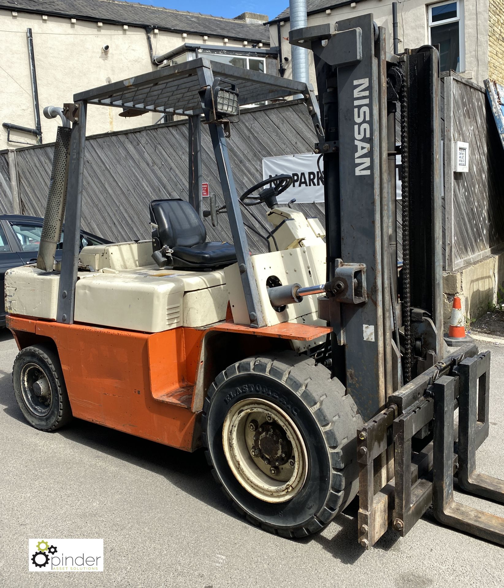 Nissan WGF03A400 diesel Forklift Truck, 4000kg lift capacity, 20478hours, 3300mm lift height, 2250mm - Image 3 of 11
