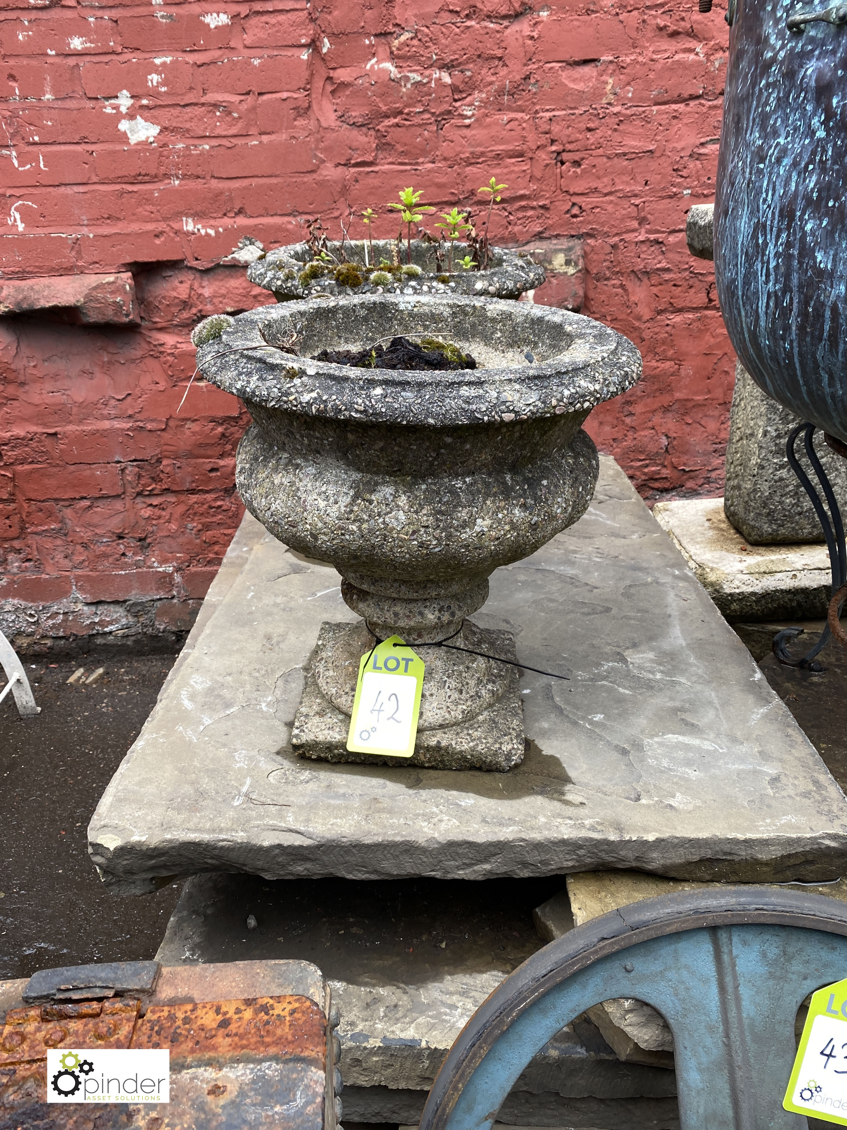 Pair reconstituted stone Garden Urns, 400mm diameter, 400mm tall, base damaged to one urn (LOCATION: - Image 7 of 7