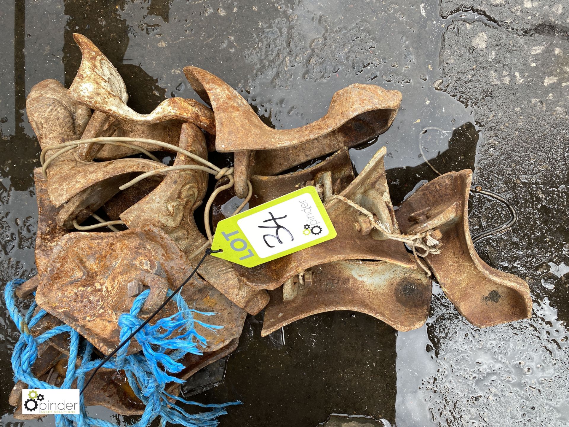 Approx 12 cast iron Decorative Feet (LOCATION: Sussex Street, Sheffield)