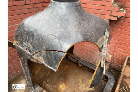 Cast iron Blacksmiths Forge, 900mm x 900mm x 1750mm high (LOCATION: Sussex Street, Sheffield) - Image 5 of 6