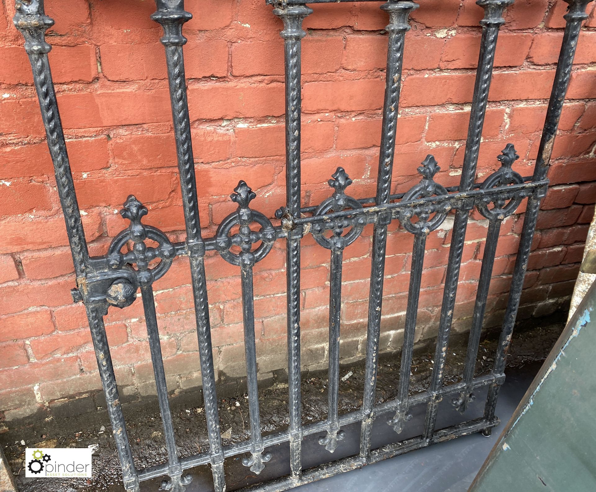 Cast iron Gate, 1020mm wide x 1400mm high (LOCATION: Sussex Street, Sheffield) - Image 3 of 4