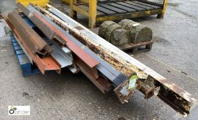 Quantity various steel Girders/Columns, to pallet (LOCATION: Station Lane)