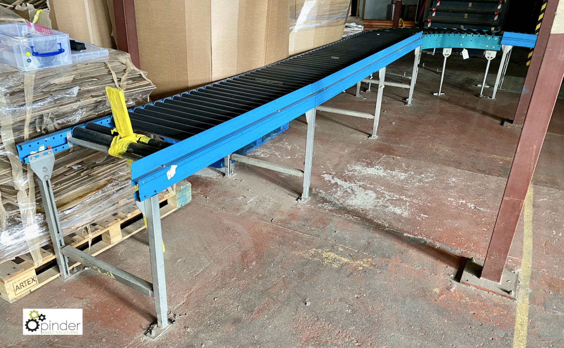 Powered inclined Belt Conveyor, 4200mm long, 2200mm high, 600mm belt width, with 2 lengths roller - Image 7 of 9