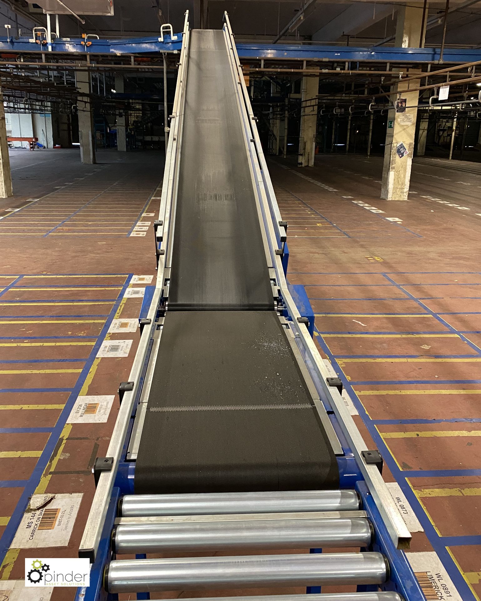 Powered inclined Belt Conveyor, 7.7m long, 2.7m high, 450mm belt width, recently installed (on - Image 3 of 9